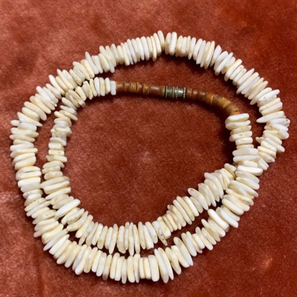 VINTAGE MOTHER OF PEARL SHELL NECKLACE